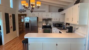 Micro-ondes, four, plaque de cuisson, lave-vaisselle