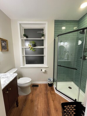 Een douche, een haardroger, handdoeken, zeep