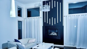 Una sala de estar moderna con sofá, una mesita de centro y chimenea.