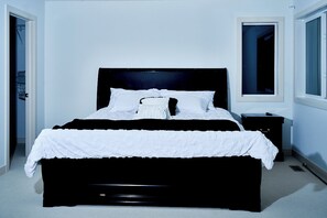 4 bedrooms, iron/ironing board, WiFi, bed sheets