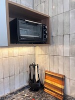 Frigobar, microondas, utensilios de cocina