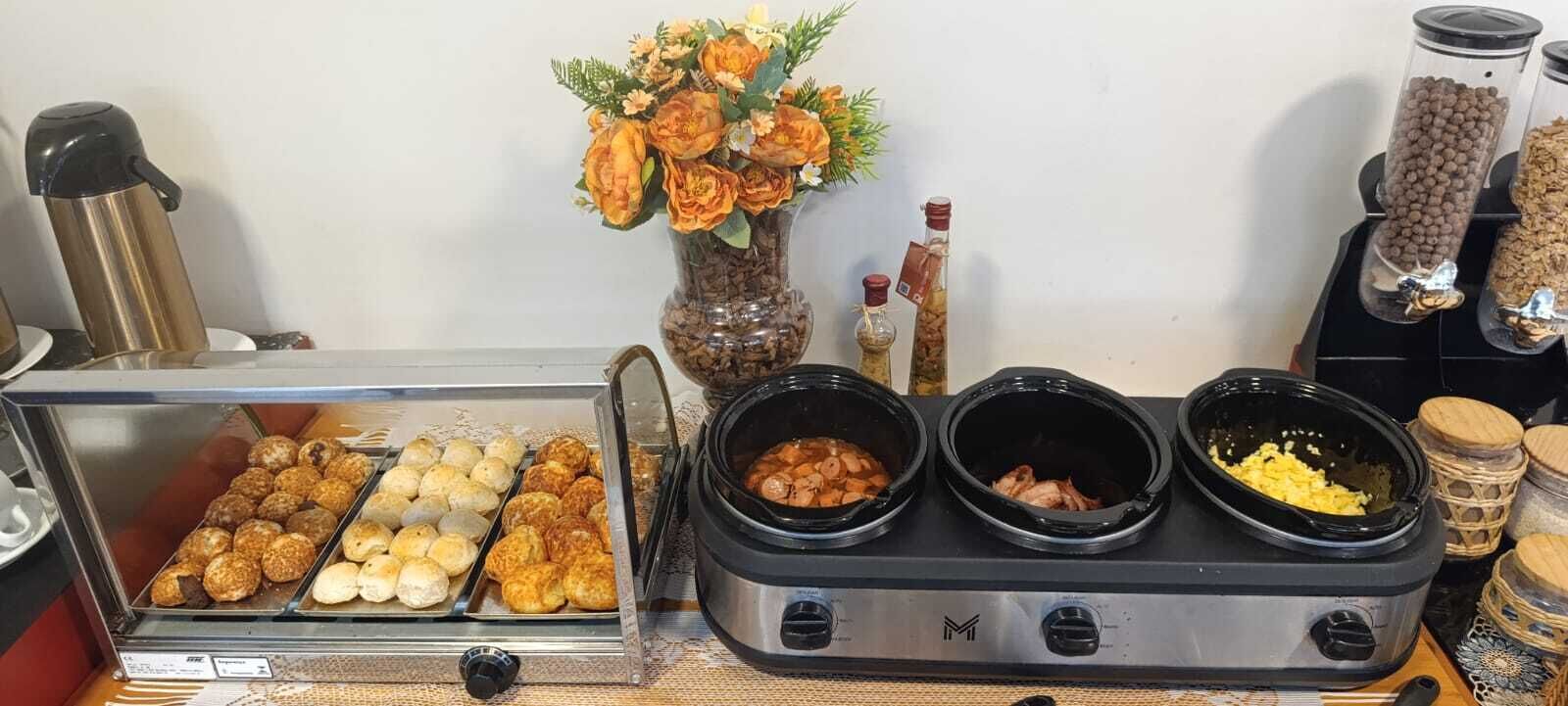 Una presentación de comida con varios productos horneados y una olla de cocción lenta.