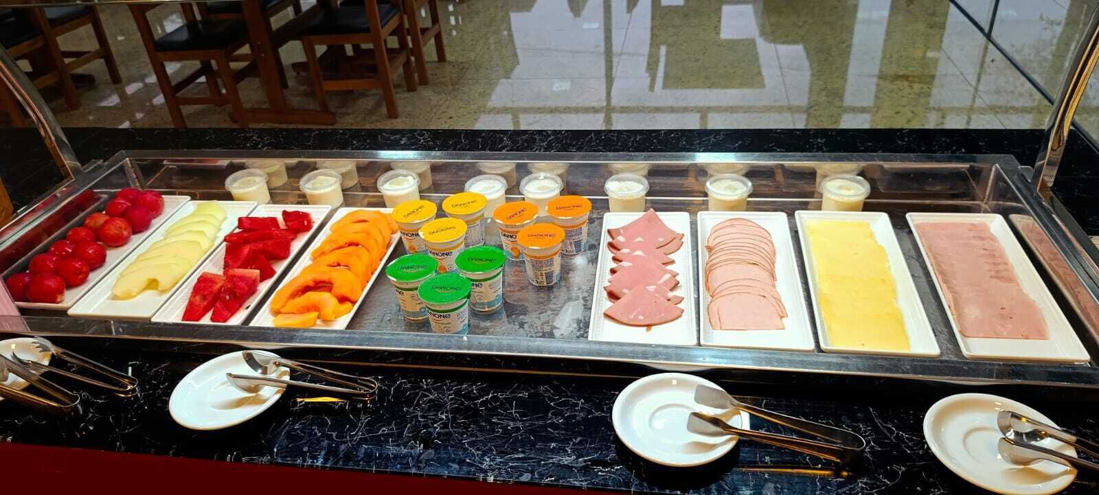 Un buffet con diversi cibi e condimenti.