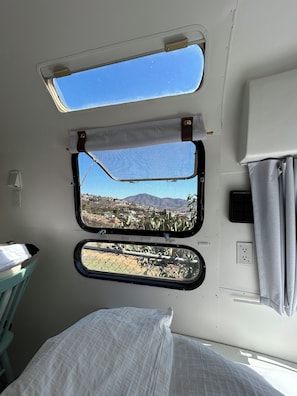 Room - Awesome 2-bedroom caravan with AC in charming Spring Valley (Spring Valley)