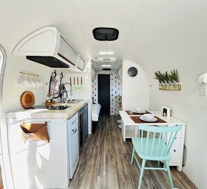 Private kitchen - Awesome 2-bedroom caravan with AC in charming Spring Valley (Spring Valley)