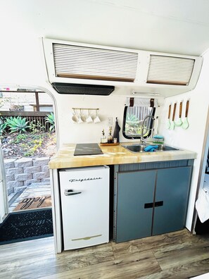 Private kitchen - Awesome 2-bedroom caravan with AC in charming Spring Valley (Spring Valley)