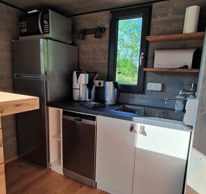 Fridge, microwave, stovetop, dishwasher