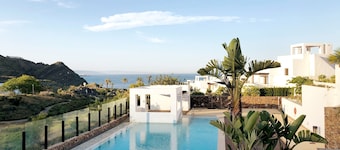 Holiday Home 'Luxe - Macenas Resort Pool' with Sea Views, Wi-Fi & Air Conditioning