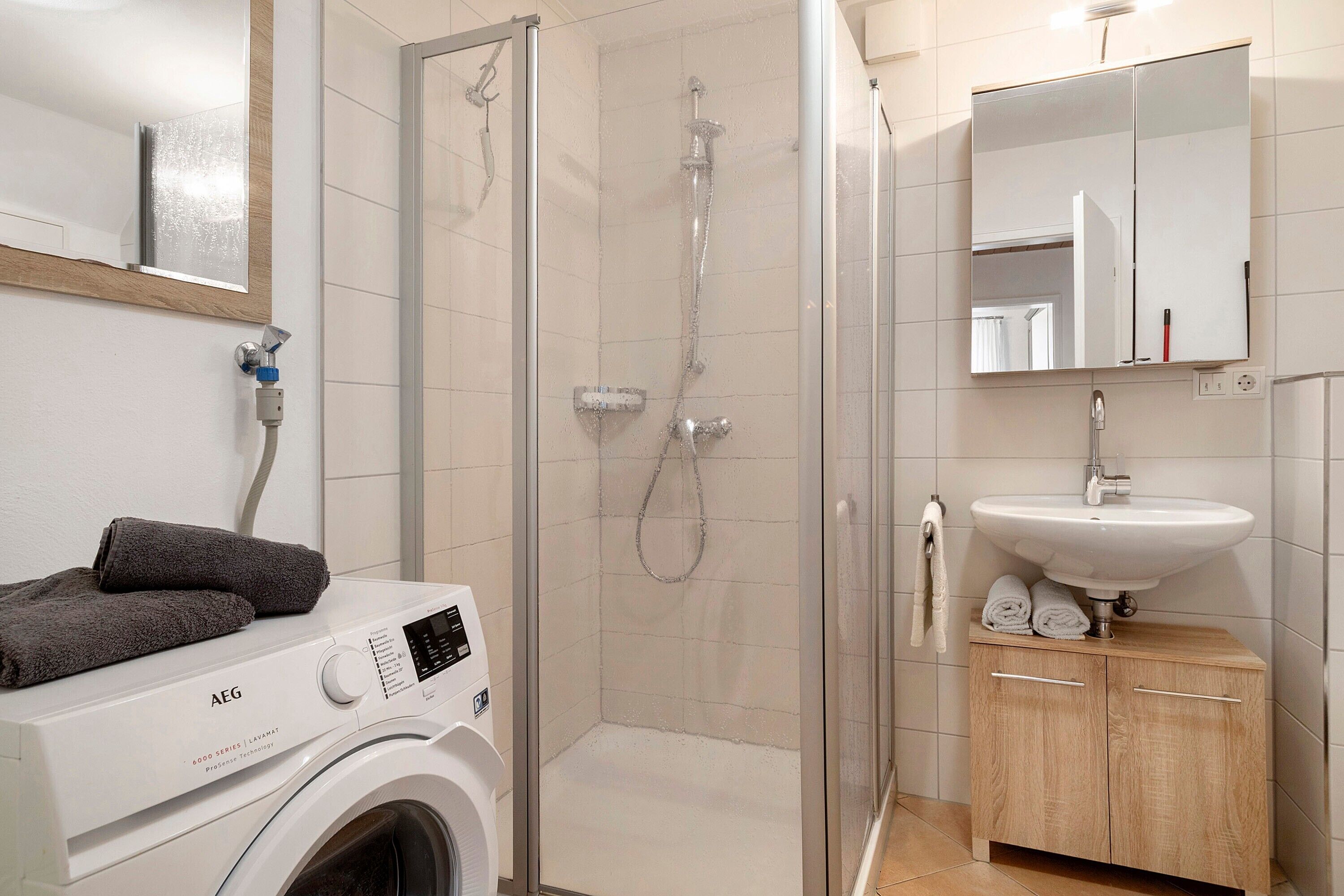 Dusche, kostenlose Toilettenartikel, Handtücher