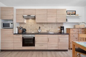Fridge, microwave, oven, stovetop - Haus Kathan – 4-Star DTV Rated with Private Terrace and Wi-Fi (Kressbronn am Bodensee)