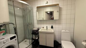 Chuveiro, secador de cabelo, toalhas de banho, sabonete