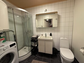 Dusj, hårføner, håndklær og såpe