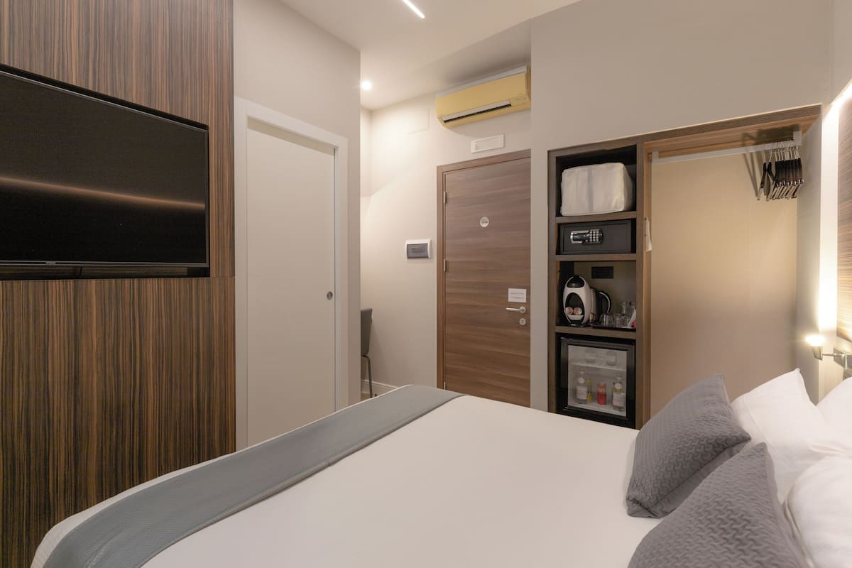 Executive Triple Room | In-room safe, desk, laptop workspace, blackout drapes