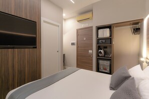 Executive Triple Room | In-room safe, desk, laptop workspace, blackout drapes
