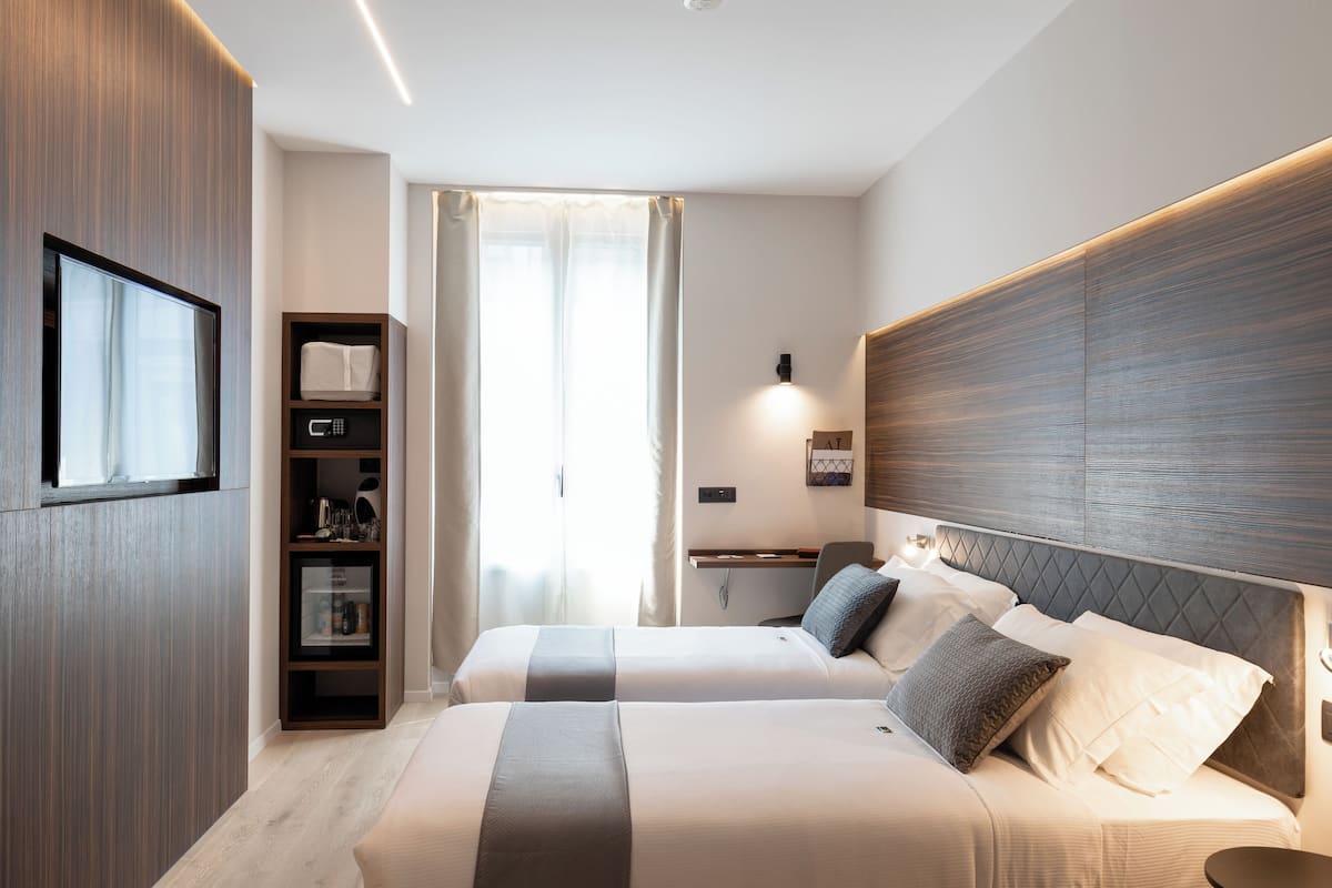 Classic Double or Twin Room | In-room safe, desk, laptop workspace, blackout drapes