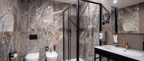 Dusche, Regendusche, kostenlose Toilettenartikel, Haartrockner