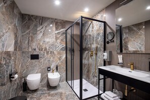 Shower, rainfall showerhead, free toiletries, hair dryer - AH - Collezione Brera (Milan)