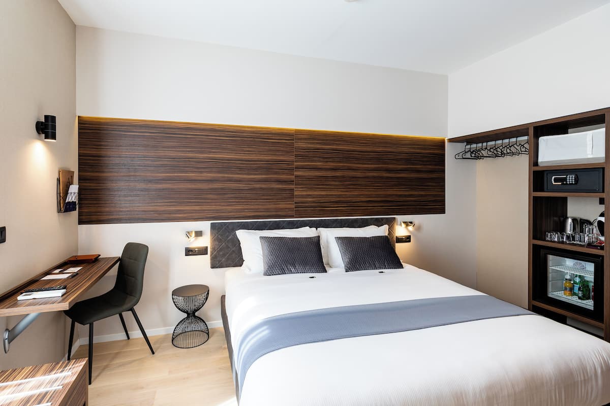 Signature Studio Suite | In-room safe, desk, laptop workspace, blackout drapes