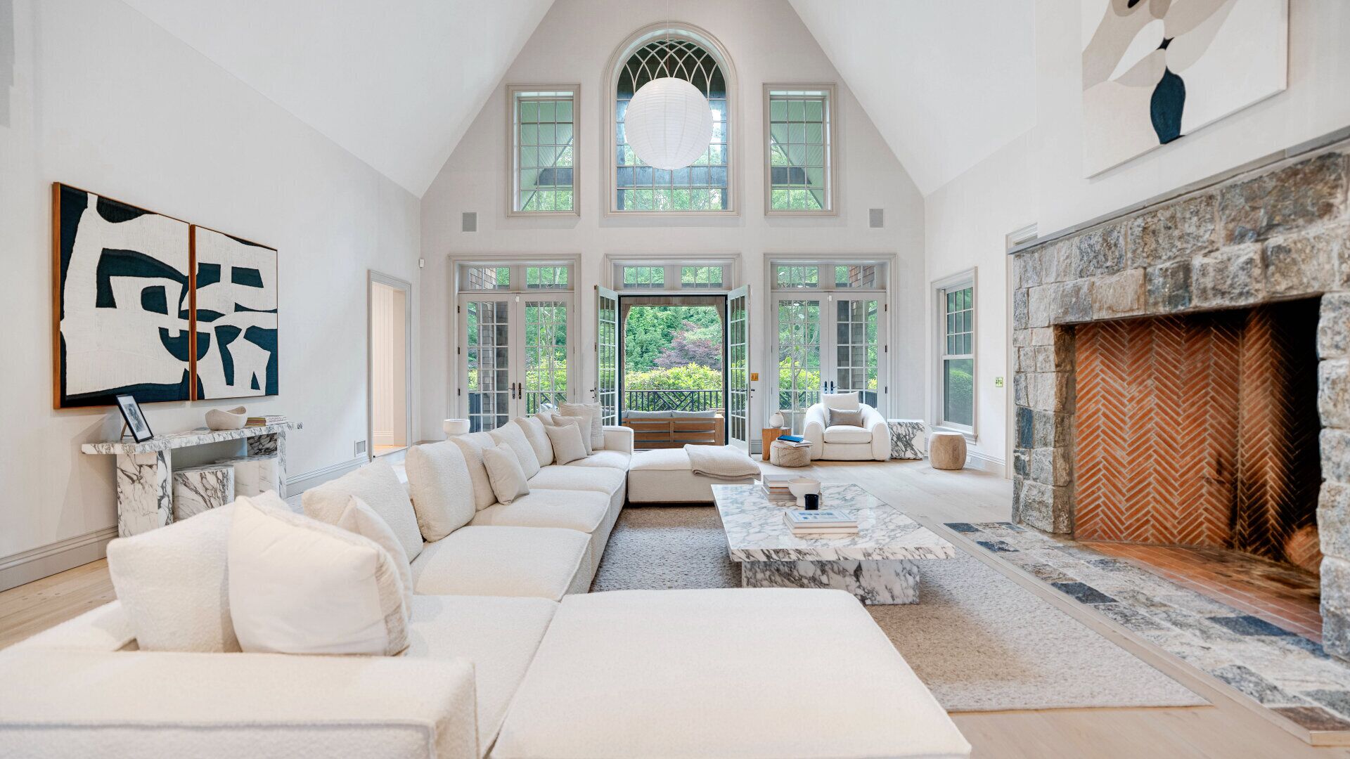 Smart TV, caminetto, impianto stereo