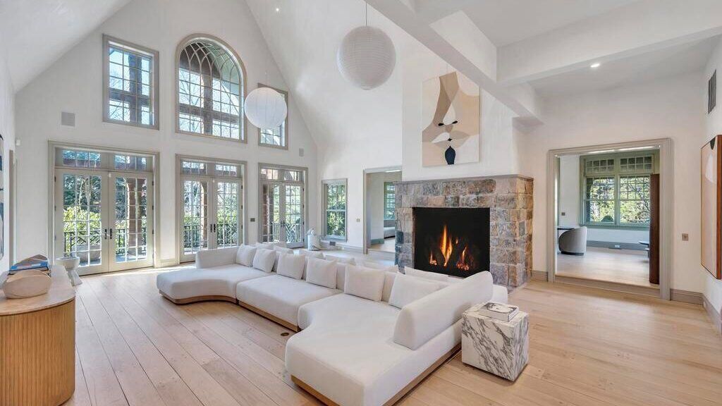 Smart TV, chimenea y estéreo 