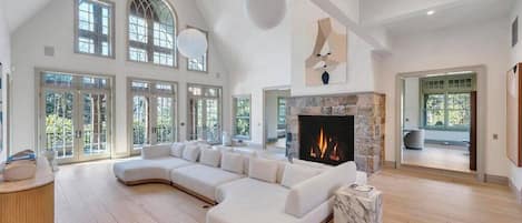 Smart TV, chimenea y estéreo