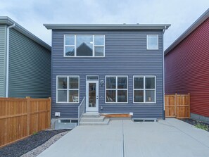 Exterior - Bright New Build Retreat 16 Guests | AC & Garage (Calgary)