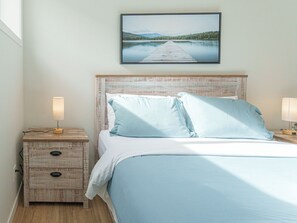 6 bedrooms, desk, iron/ironing board, travel crib