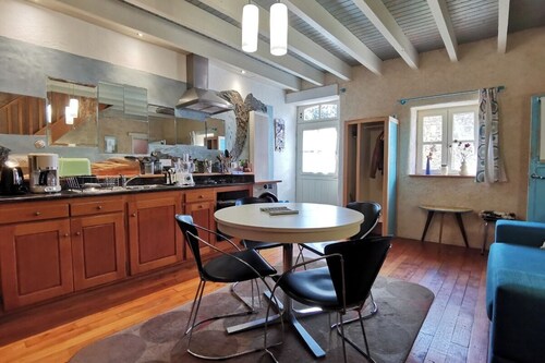 5 minutes from the tip of the torch! Our thatched cottage welcomes you.