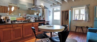 5 minutes from the tip of the torch! Our thatched cottage welcomes you.