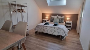 A compact bedroom with a bed, bedside tables, a desk, and a chair. - Suite S2 - Pool & Park, 100m Cadre Noir (Saumur)