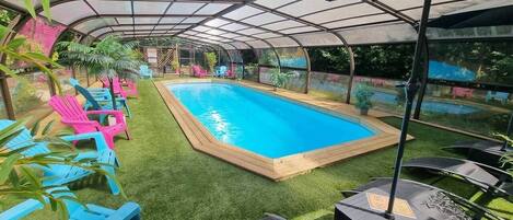 Een verwarmd zwembad