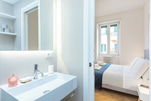 2 habitaciones, escritorio y tabla de planchar con plancha 