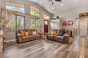 TV - Spacious 3BR Cabin, Deck, Fireplace & Forest Views (Pinetop-Lakeside)