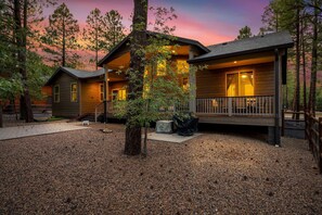 Exterior - Spacious 3BR Cabin, Deck, Fireplace & Forest Views (Pinetop-Lakeside)