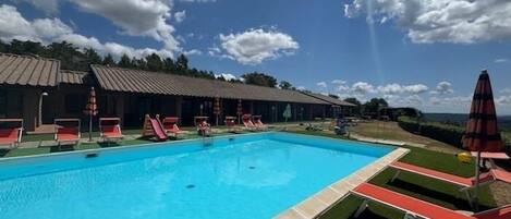 季节性开放的室外游泳池