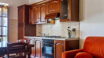 Fridge, oven, stovetop, cookware/dishes/utensils