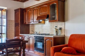 Refrigerador, horno, parrilla de estufa y utensilios de cocina 