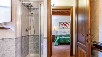 Dusche, Haartrockner, Handtücher, Seife