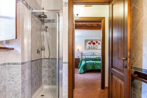 Regadera, secadora de cabello, toallas, jabón 