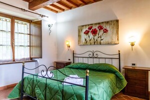 Escritorio, cortinas blackout y tabla de planchar con plancha