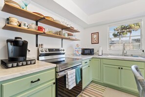 House, Non Smoking | Private kitchen | Freezer, ice maker, paper towels