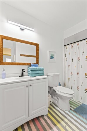 Nhà, 2 phòng ngủ, không hút thuốc | Phòng tắm | Vòi sen/bồn tắm kết hợp, máy sấy tóc, khăn tắm 