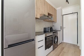Réfrigérateur, four à micro-ondes, un four, surface de cuisson