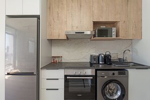 Réfrigérateur, four à micro-ondes, un four, surface de cuisson