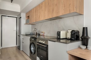 Frigorífico, microondas, horno y placa de cocina