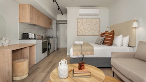 Un apartamento moderno con cocina, comedor, sala de estar y dormitorio.