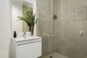 Een douche, een haardroger, handdoeken, zeep