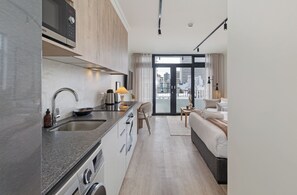 Kühlschrank, Mikrowelle, Ofen, Herdplatte