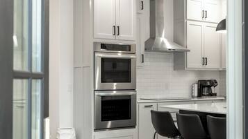 Mikrowelle, Ofen, Herdplatte, Geschirrspüler