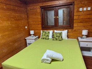 Een strijkplank/strijkijzer, wifi, beddengoed